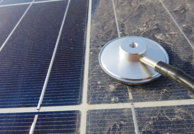 inspeção de um módulo fotovoltaico