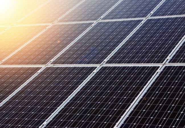 O primeiro microinversor foi desenvolvido com o objetivo de transformar os painéis solares em geradores de corrente alternada