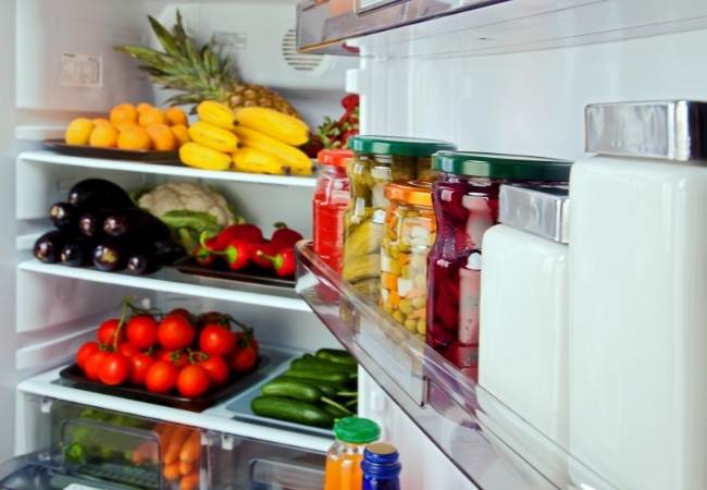 Deixe potes e alimentos afastados das laterais do refrigerador