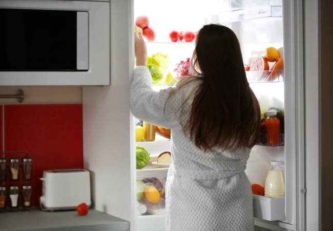 Não guarde alimentos quentes na geladeira