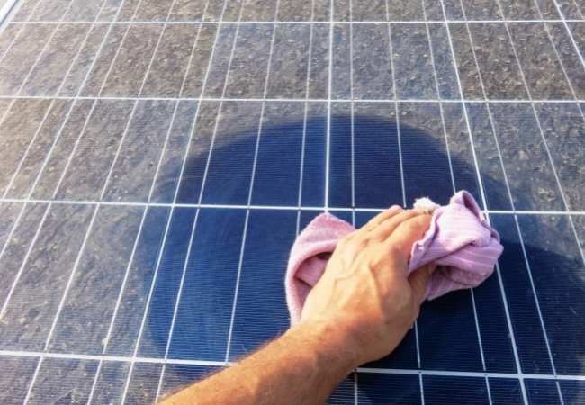 A limpeza dos painéis solares devem estar sempre em dia e feita corretamente