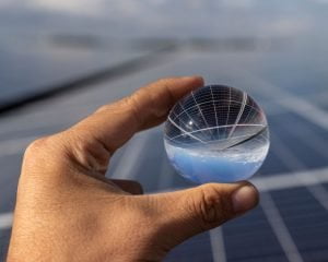 Saiba o que é um módulo solar bifacial