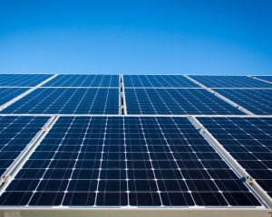 Conheça o painel solar bifacial e suas funcionalidades