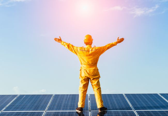 A energia solar é a alternativa que irá reduzir sua conta para o mínimo estipulado pela companhia de energia elétrica