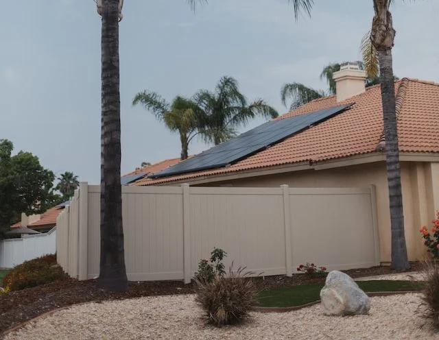 casa com placas solares no telhado