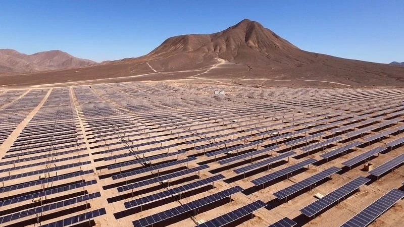 740 mil painéis solares na maior usina de energia solar da Jordânia