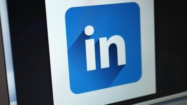 O LinkedIn, é uma rede social direcionada para o mercado de trabalho. Nela você pode encontrar profissionais nesta área para lhe auxiliar