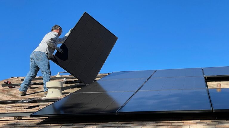 Painéis solares: nova tecnologia de autolimpeza