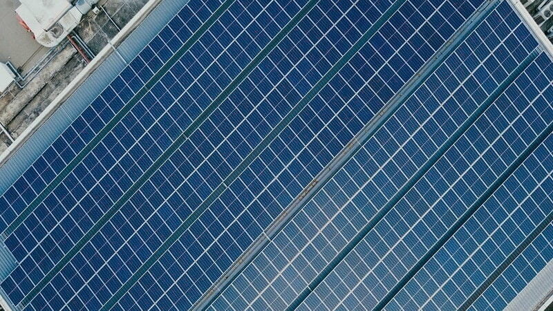 Painéis solares flutuantes podem chegar em regiões afastadas para prover energia solar