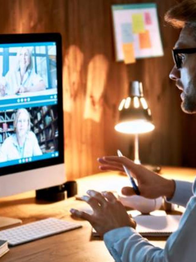 homem mexendo no computador