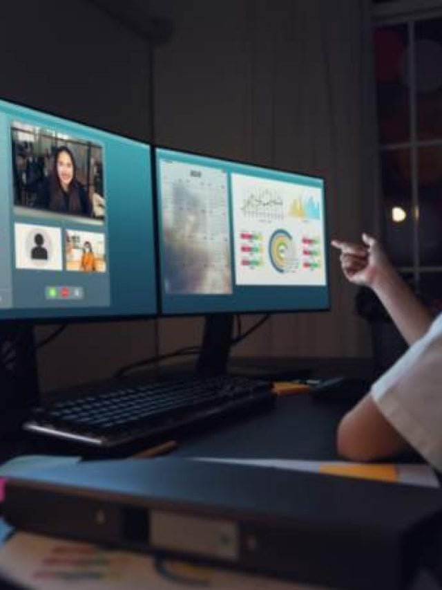 homem mexendo no computador