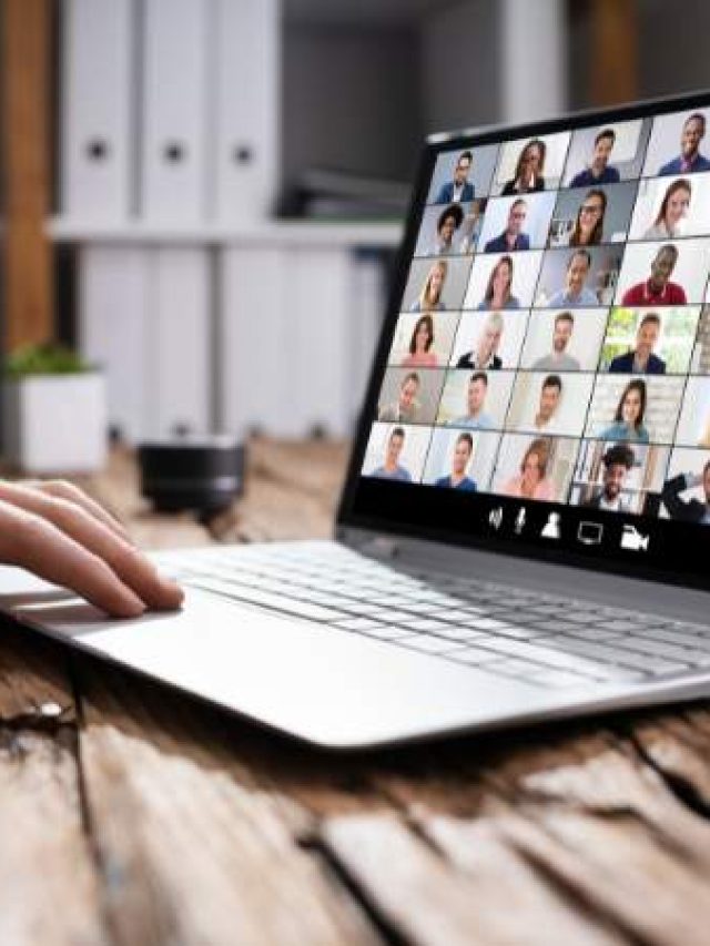 pessoa mexendo no coputador