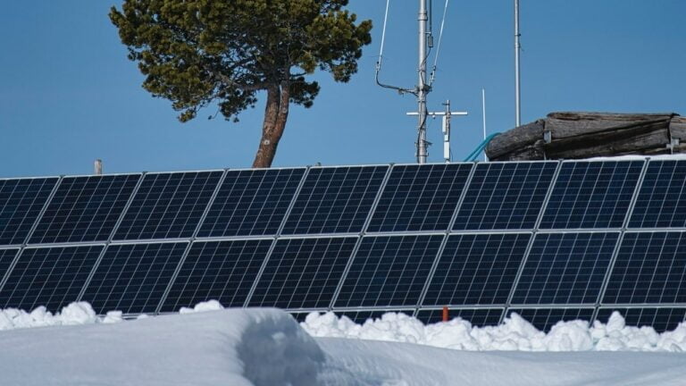 Energia solar em montanhas de neve na Suíça