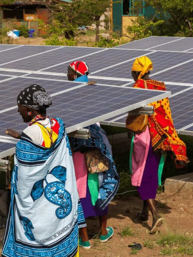 mulheres africanas carregando placas solares