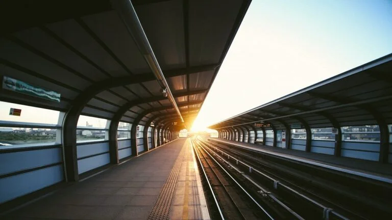 painéis solares sendo instalados nos trilhos de trem
