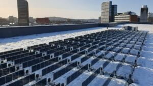 Painéis solares bifaciais na vertical captam maior incidência solar ao longo do dia