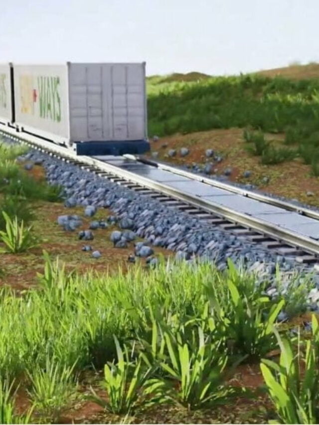 painéis solares sendo instalados nos trilhos de trem