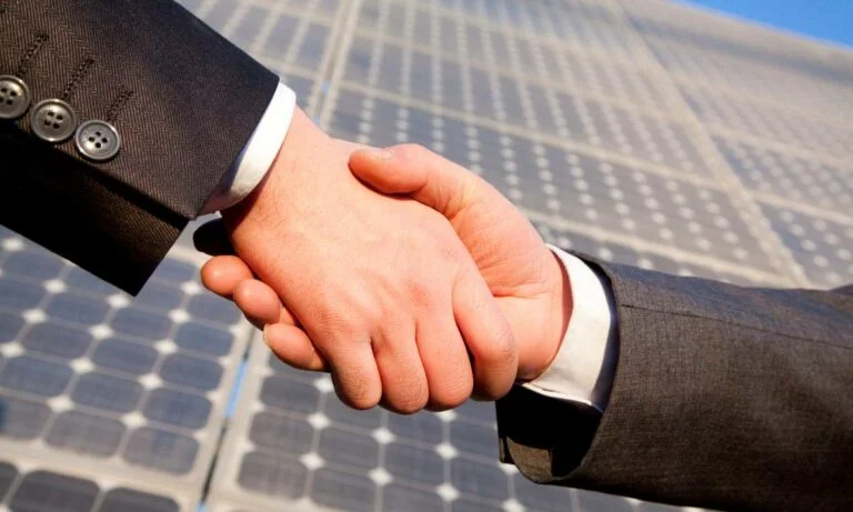 Como ser um bom vendedor de energia solar: o guia definitivo