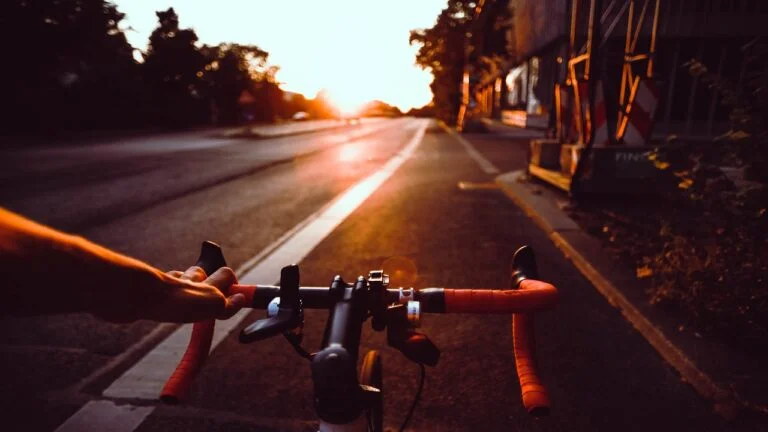 Energia solar em ciclovias pode ajudar ciclistas e a cidade