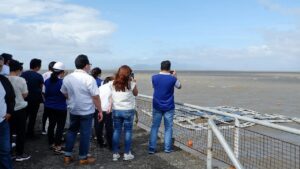 Desenvolvedores do projeto de energia solar flutuante nas Filipinas - Reprodução Jewel S. Cabrera via Mongabay