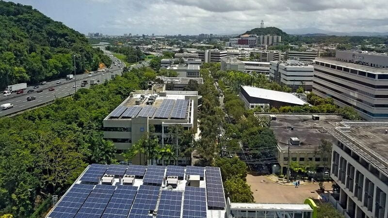 Energia solar em prédios ao lado de estrada - Reprodução Karl Callwood Unsplash