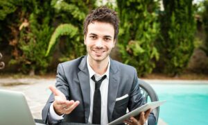 Veja como conduzir uma conversa de venda em energia solar de forma persuasiva e melhorar seus resultados.