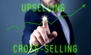 Como utilizar o upselling e cross-selling para alavancar seus resultados em vendas de energia solar