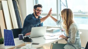 Como a atitude positiva do vendedor pode influenciar vendas de energia solar.