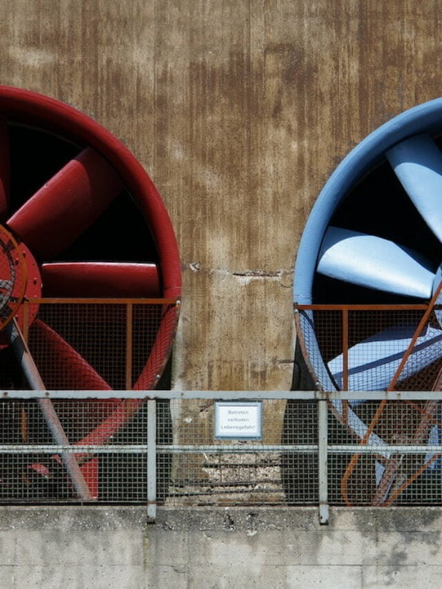 Dois sistemas de ventilação, um vermelho e um azul