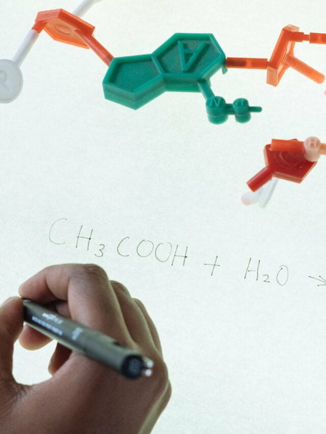 molécula de grafeno e pessoa escrevendo fórmula