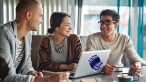 Veja como realizar uma comunicação clara e eficaz com seu cliente de energia solar.