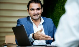 importância da confiança na persuasão em vendas de energia solar.