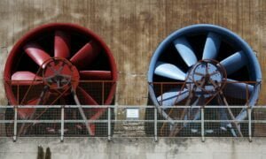 Dois sistemas de ventilação, um vermelho e um azul