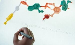 molécula de grafeno e pessoa escrevendo fórmula