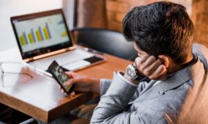 Veja como superar a procrastinação do cliente de energia solar