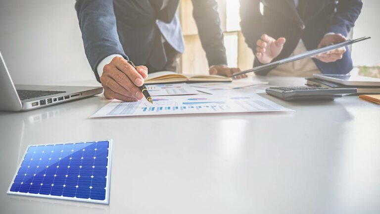 Qual o papel da gestão financeira no sucesso de uma empresa de energia solar?