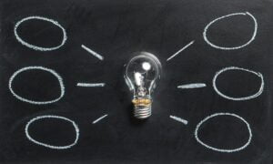 lampada em quadro negro com ideias