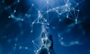 mão robótica com alusão a inteligência artificial