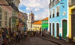 Rua de uma cidade baiana com pessoas