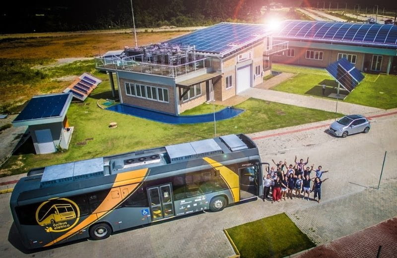 Confira o ônibus desenvolvido no Brasil que é movido a energia solar. Fonte: https://thegreenestpost.com/brasileiros-criam-onibus-solar-que-ja-rodou-mais-de-100-mil-quilometros-sem-uma-gota-de-combustivel/
