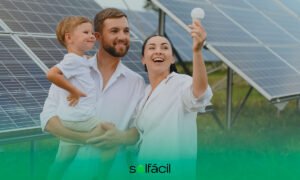 Família feliz por conta das vantagens da energia solar
