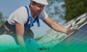 Homem instalando placa de energia solar com um inversor com AFCI