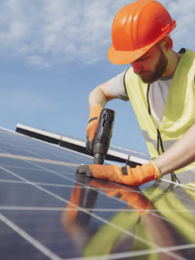 Integrador solar instalando painel